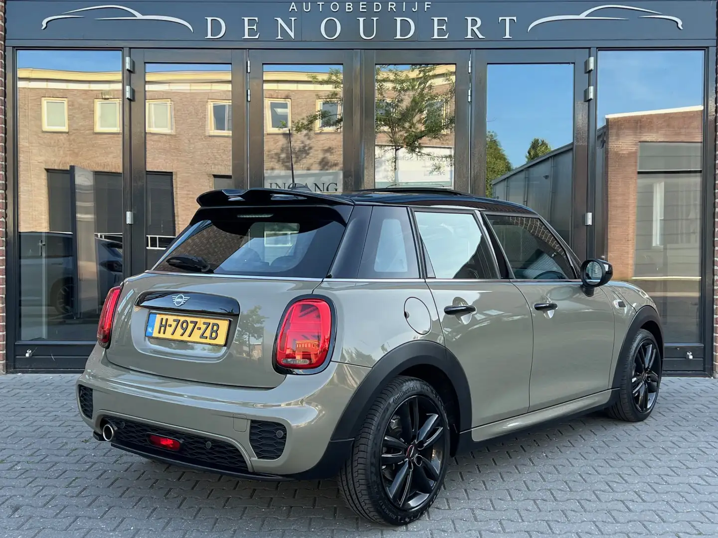 MINI Cooper Mini 1.5 Chili AUT 5D. JCW PANO / CARPLAY / LEER Grijs - 2
