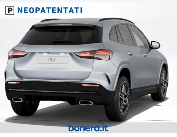 Mercedes-Benz GLA view 4