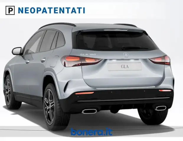 Mercedes-Benz GLA view 3