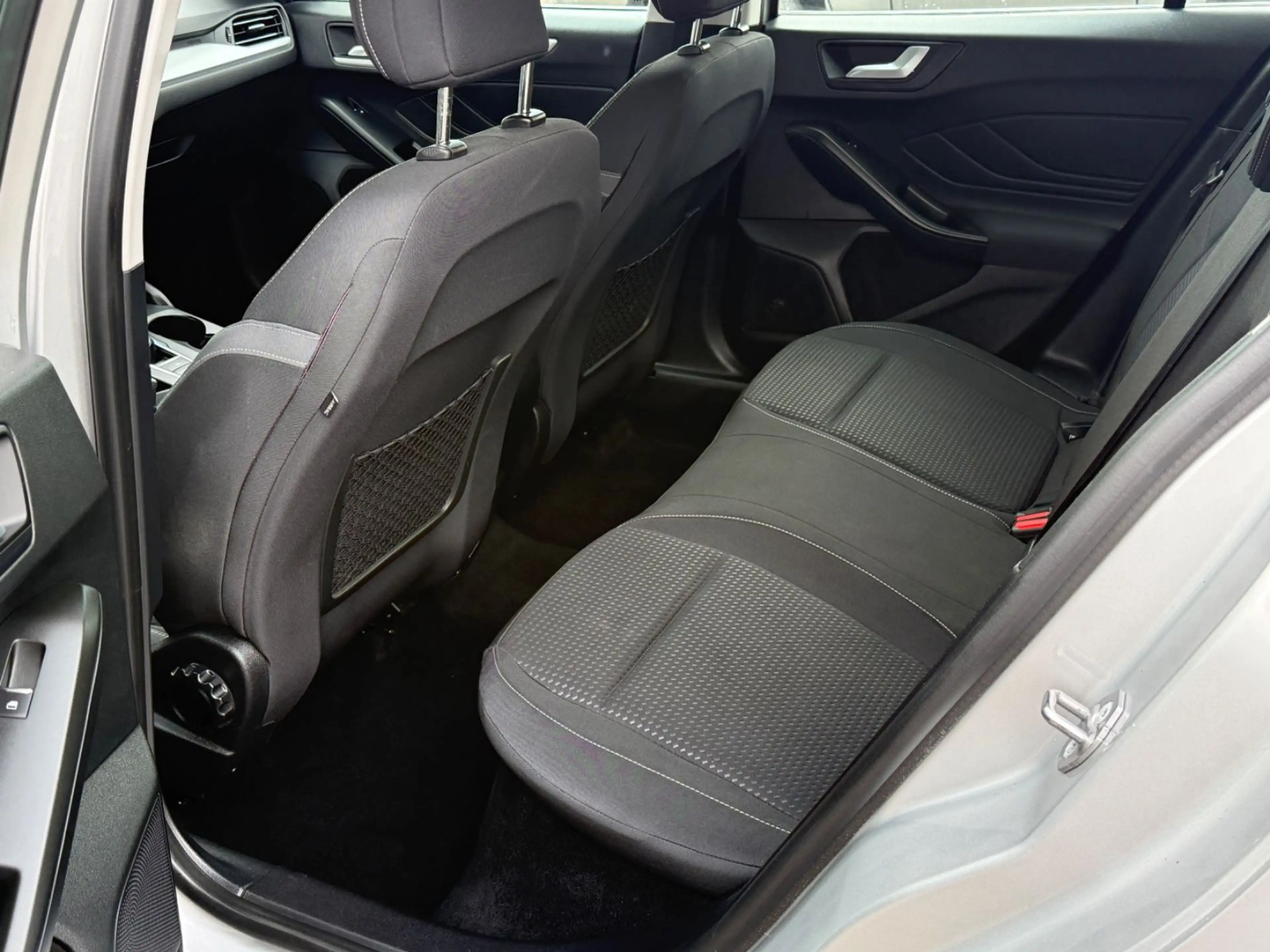 Ford Focus Turnier 1.5 TDCI Cool & Connect Navi/PDC — photo 9