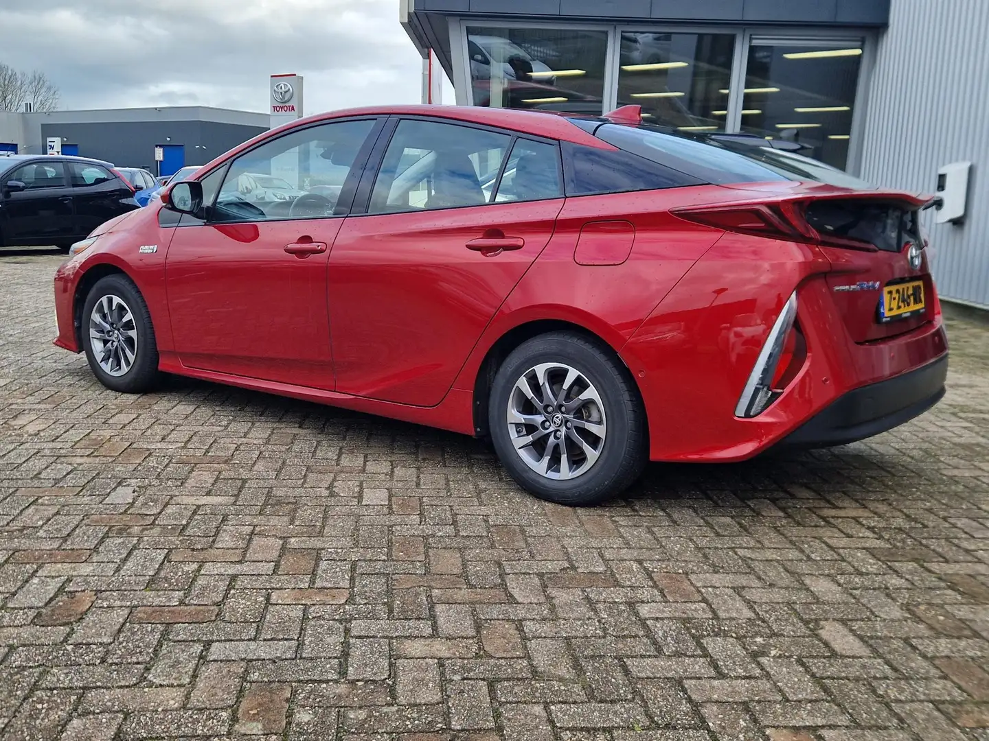 Toyota Prius 1.8 Plug-in Business Plus Rouge - 2