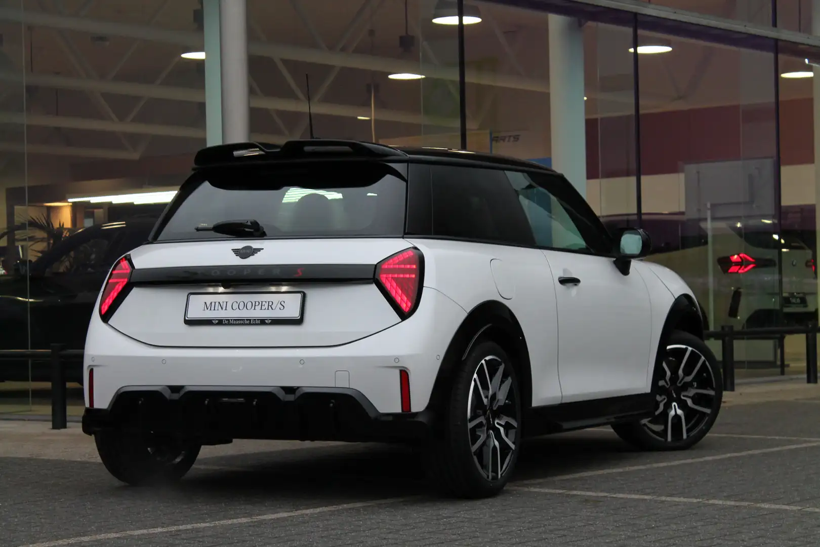 MINI Cooper S Hatchback Automaat / JCW / Pakket M / 18 inch JCW Wit - 2