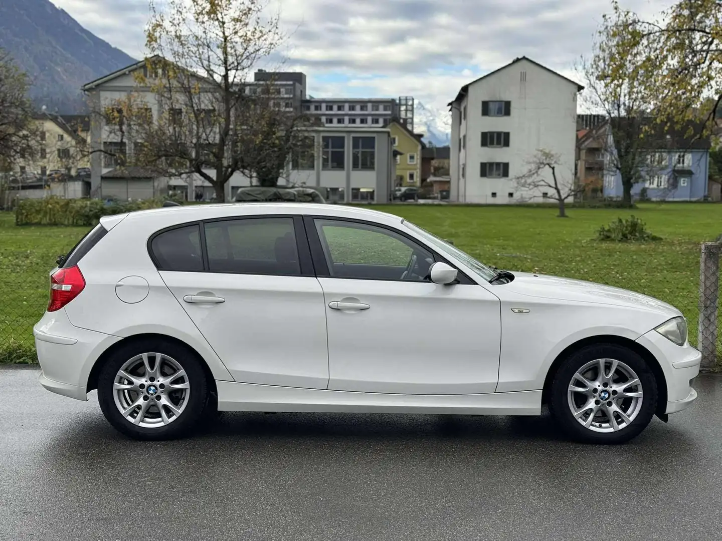 BMW 118 d *PICKERL 09/2026 *PARKSENSOR *KREDIT MÖGLICH Weiß - 2