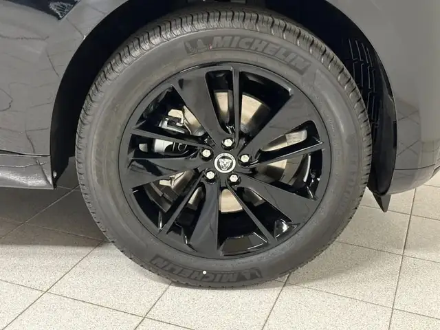 Jaguar F-Pace view 9