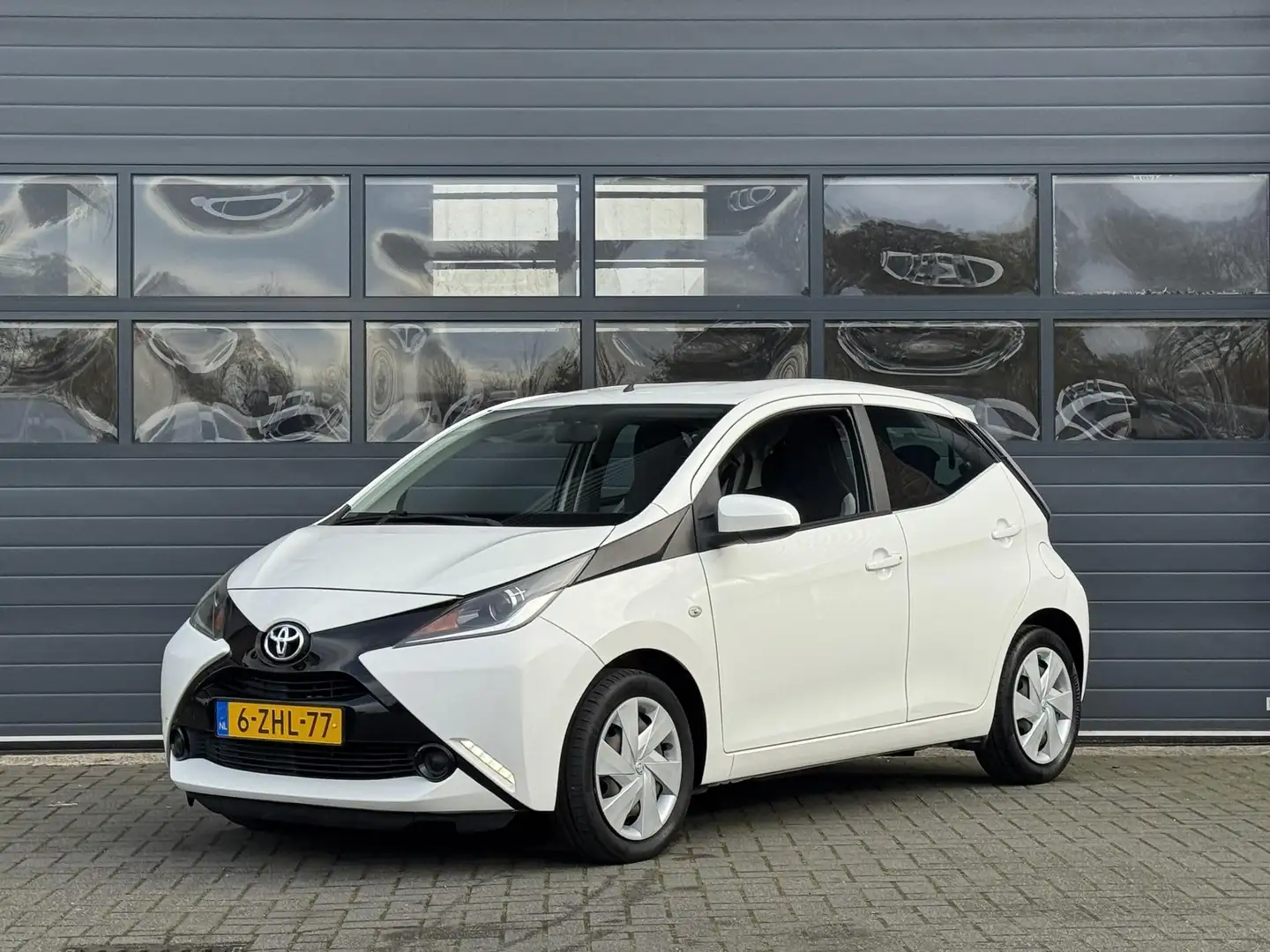 Toyota Aygo 1.0 VVT-I X-PLAY I DEALER ONDERHOUDEN I TREKHAAK I Weiß - 1