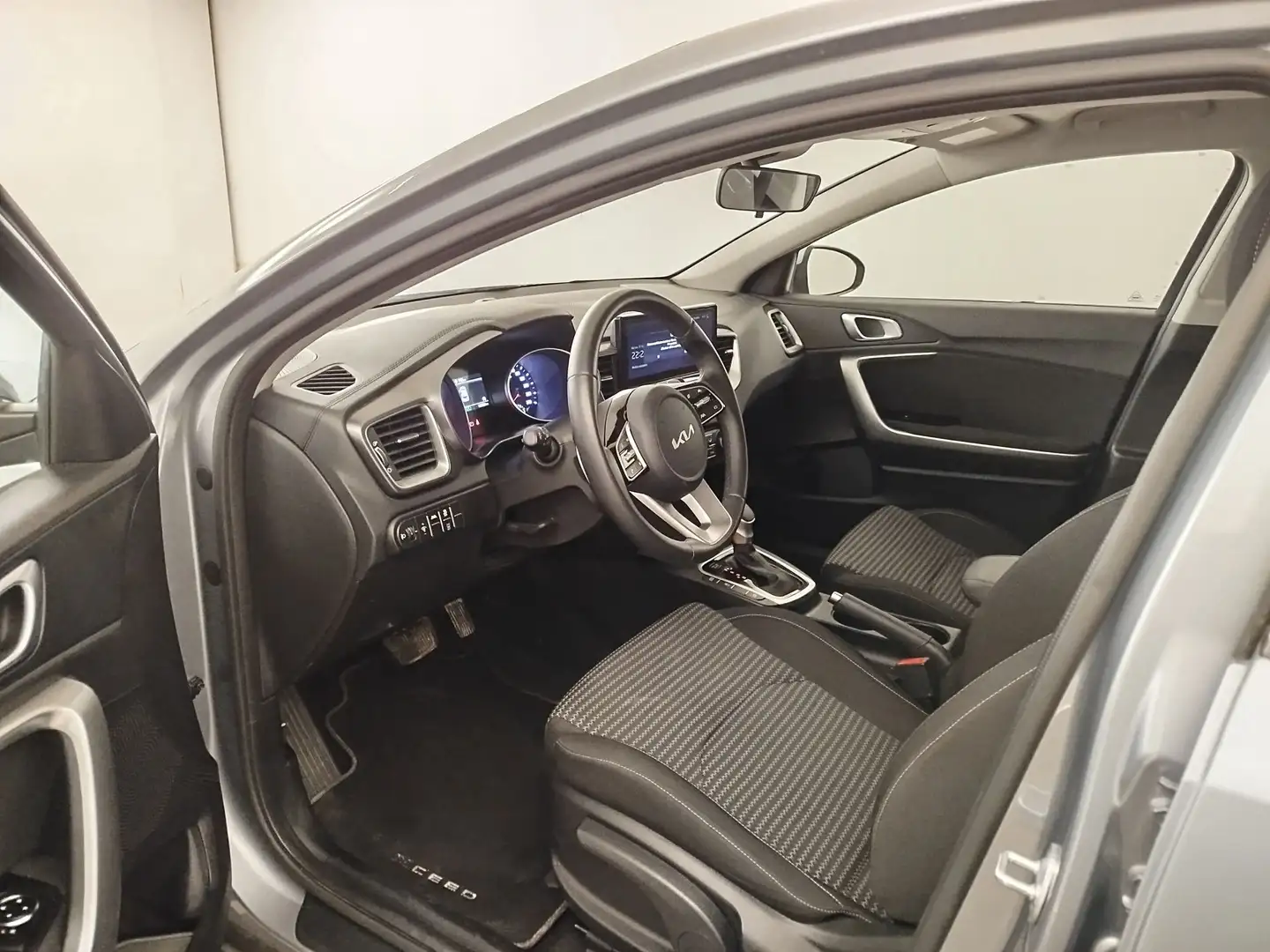 Kia XCeed 1.5 MHEV DCT Drive Plateado - 2