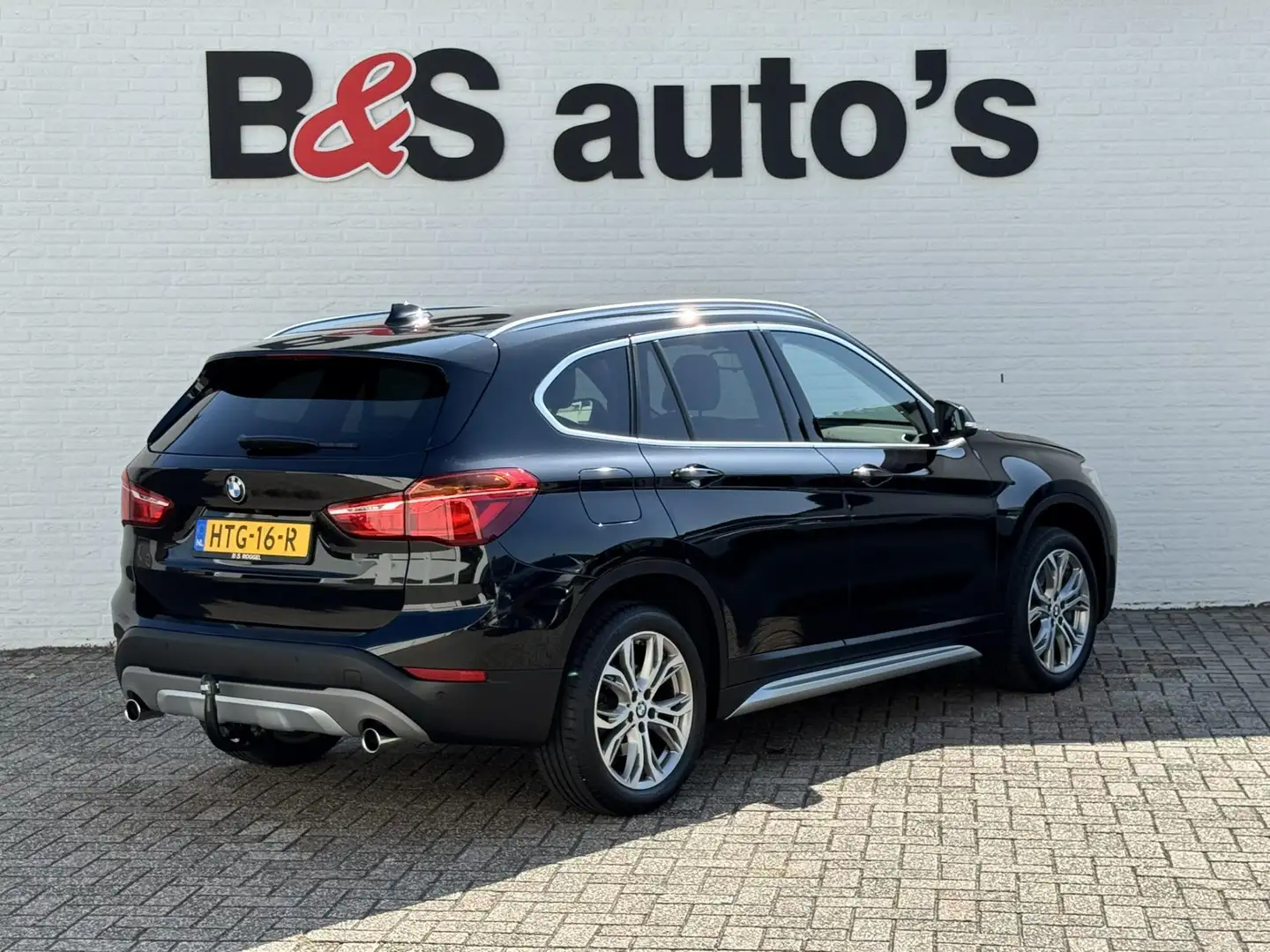 BMW X1 XDrive20i Executive Cruise control Climate control Zwart - 2