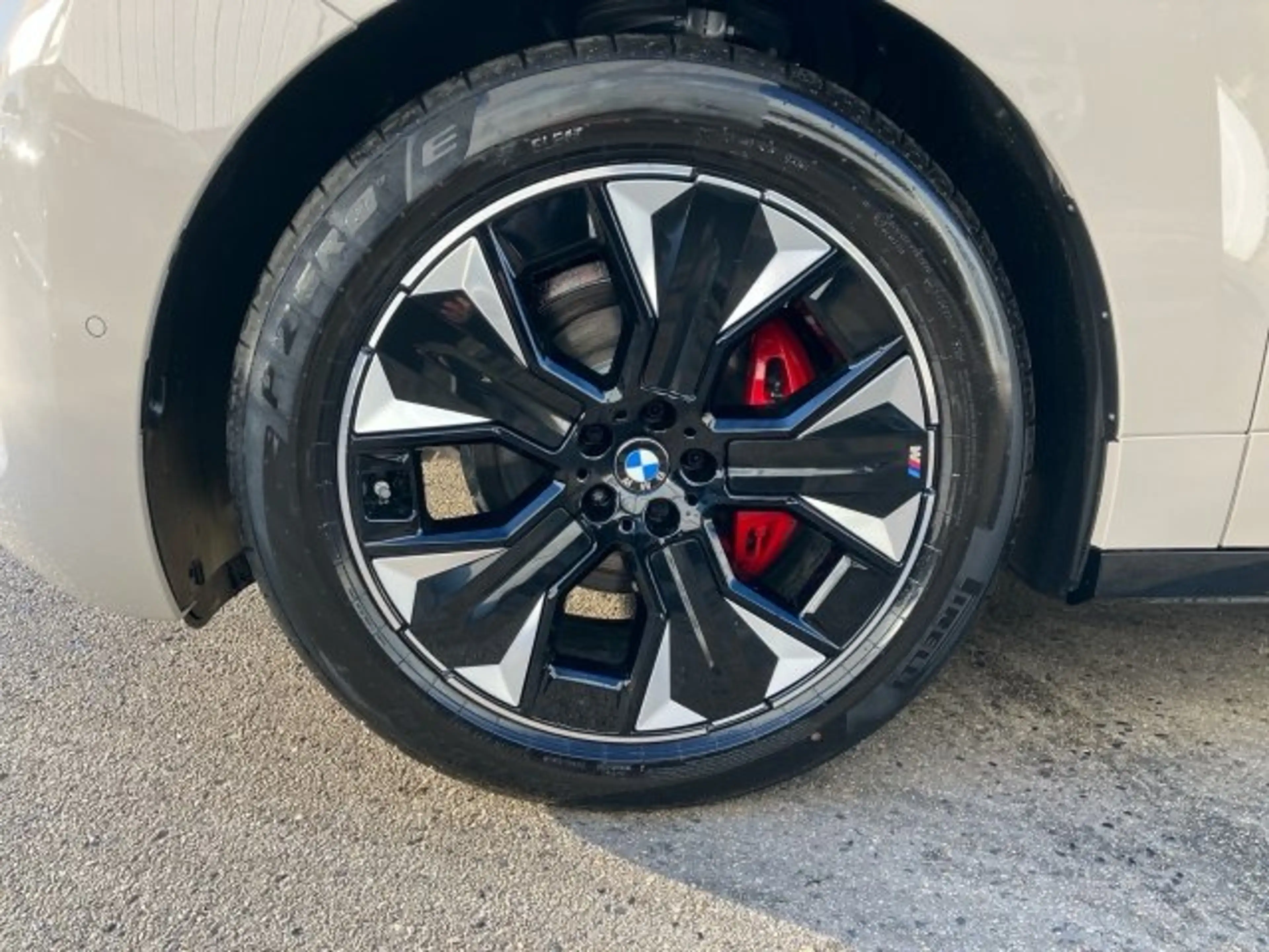 BMW iX xDrive45 I20 — photo 8