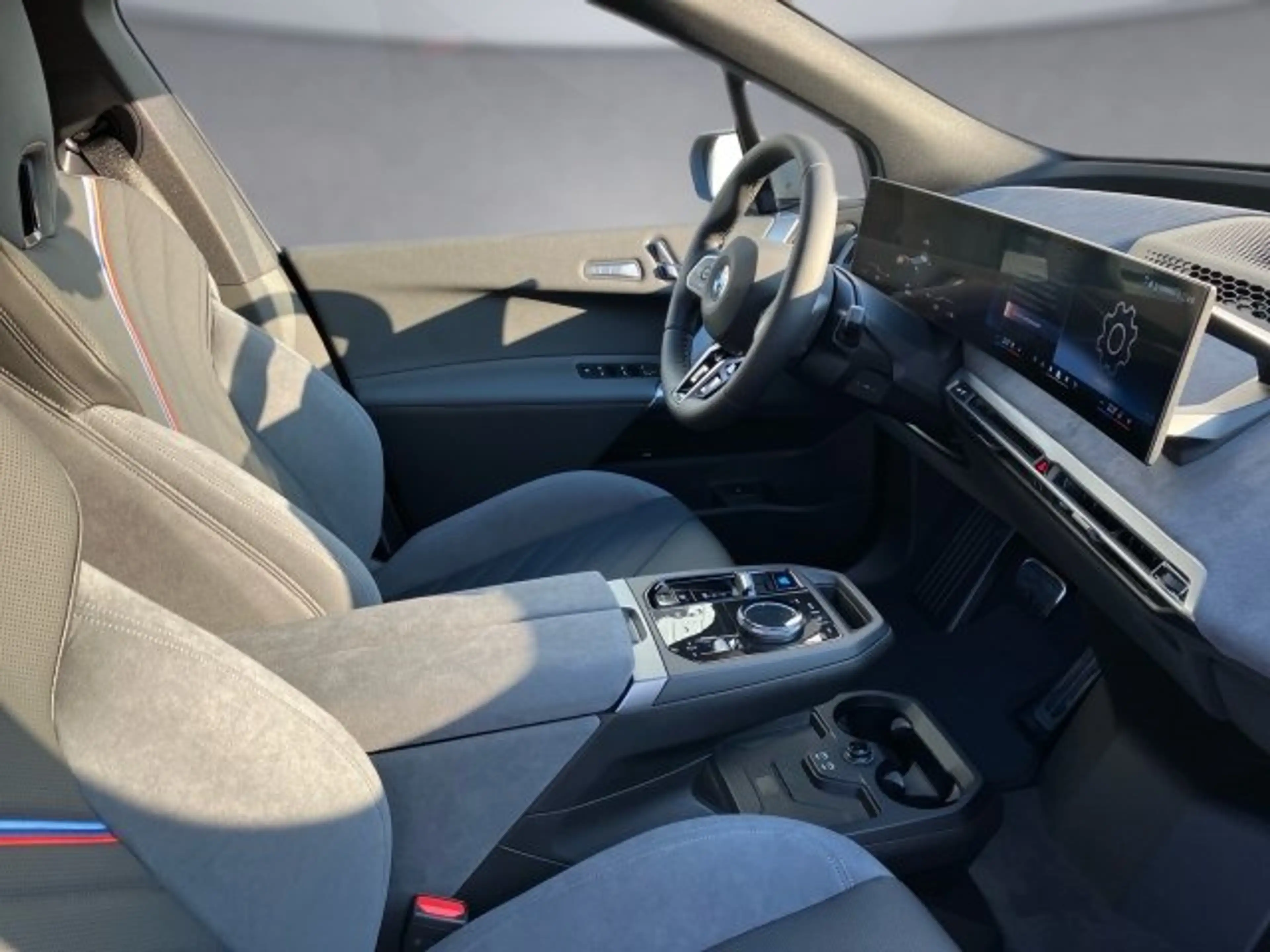 BMW iX xDrive45 I20 — photo 11