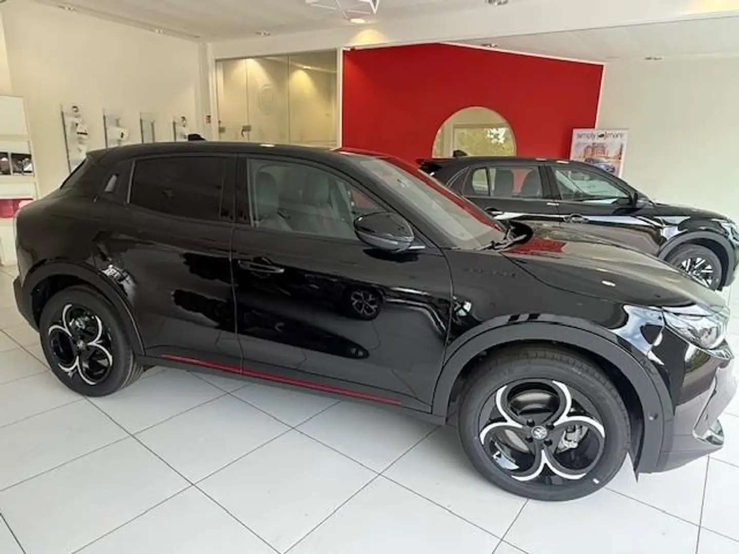 Alfa Romeo Junior Junior 1.2 VGT Mild Hybrid Speciale Sitzh. el.Heck Schwarz - 1
