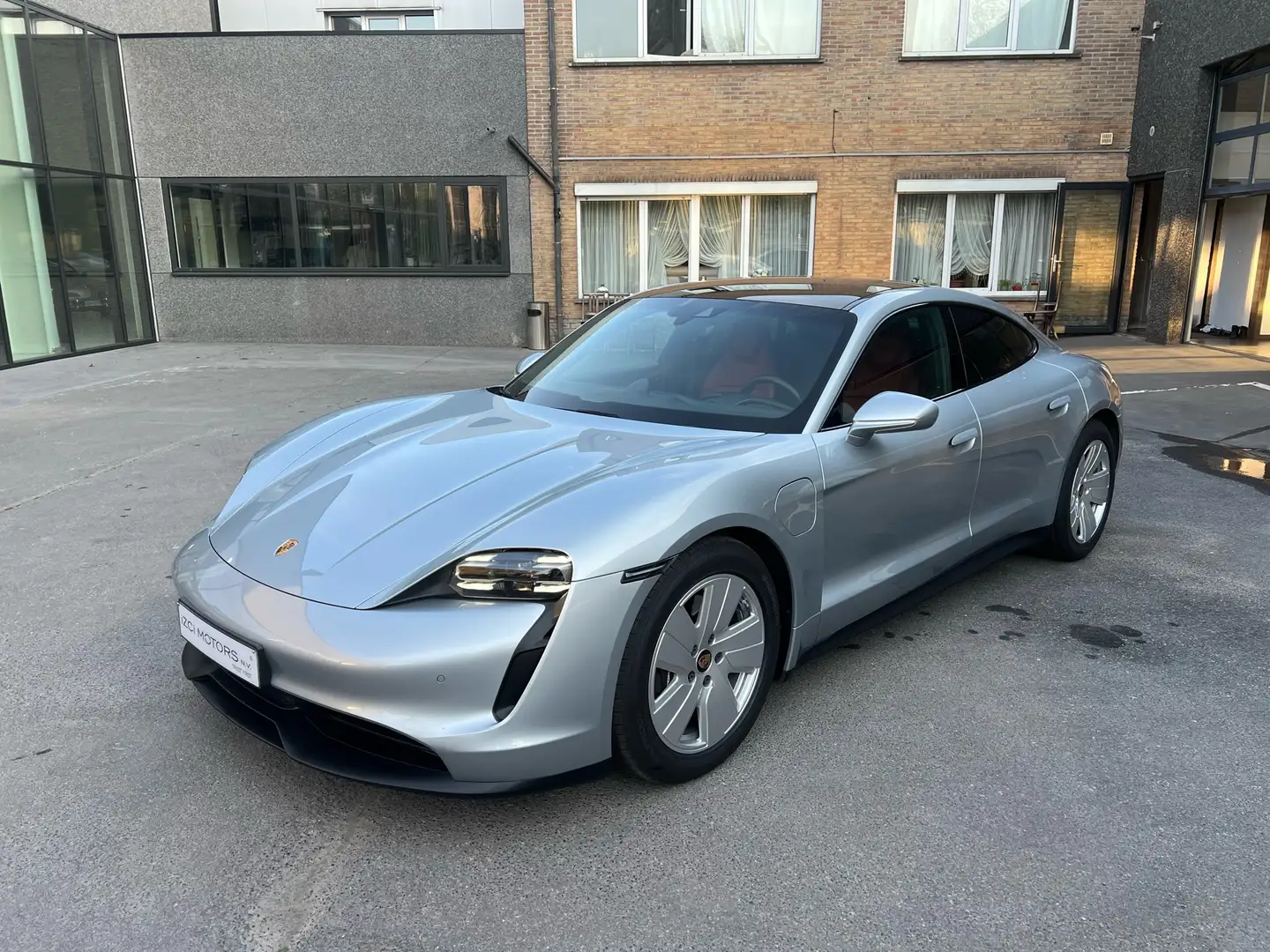 Porsche Taycan 79.2 kWh CHRON PASENGER DISPLAY SPECIAL INTERIEUR Stříbrná - 1