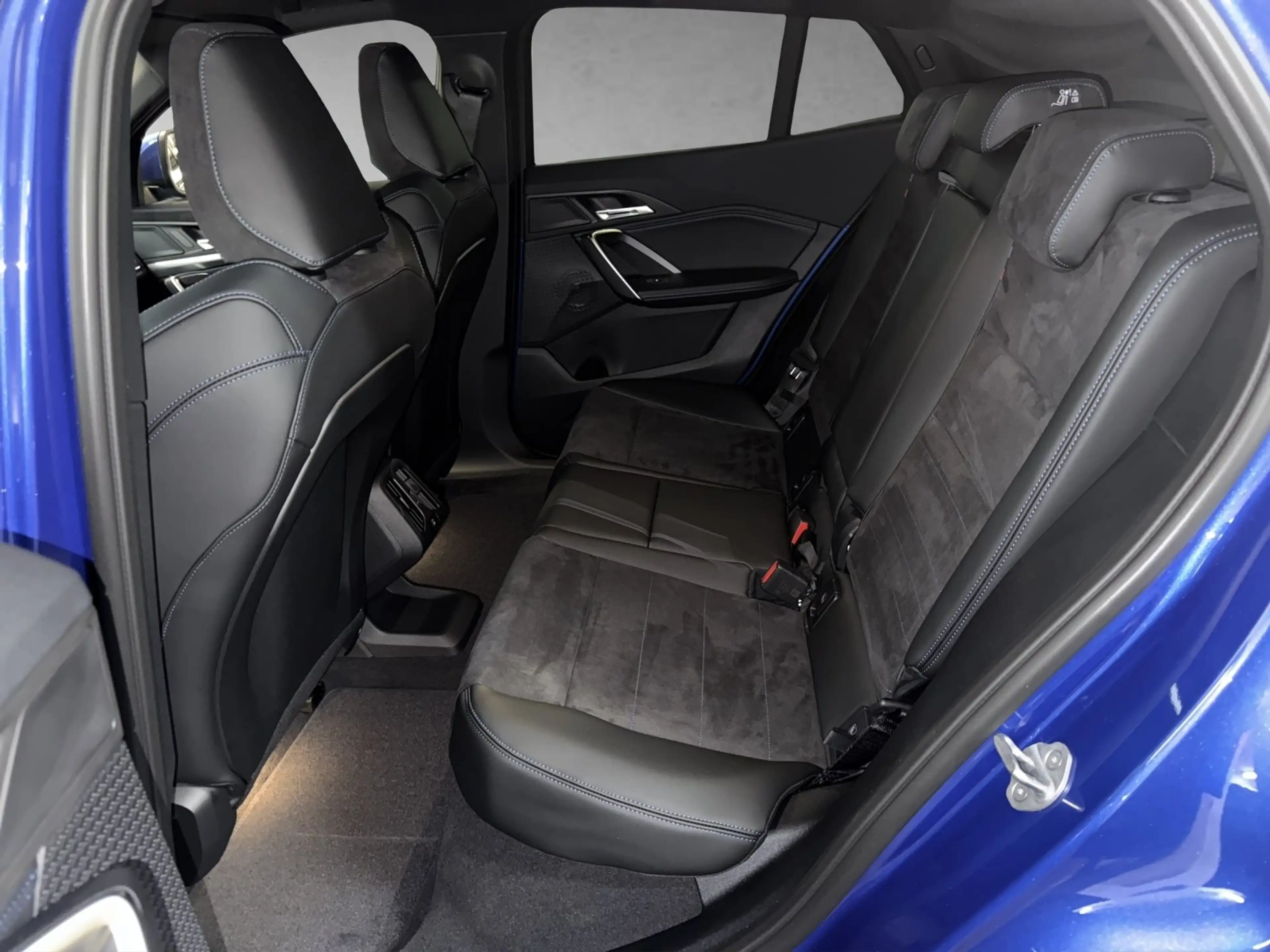 BMW iX2 eDrive20 M Sport Premium AHK 19" — photo 12