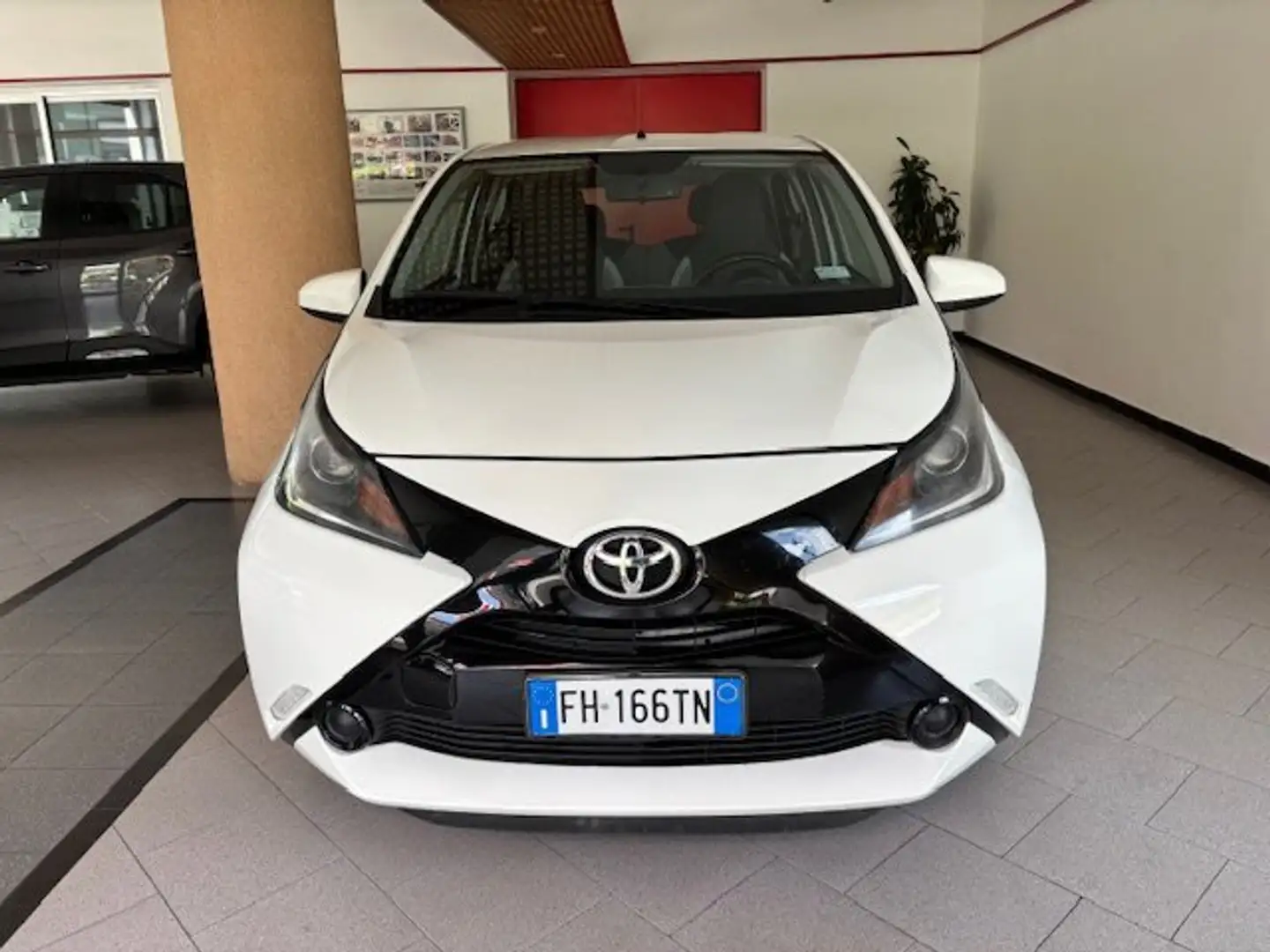 Toyota Aygo 5p 1.0 x-play my15 Bianco - 2