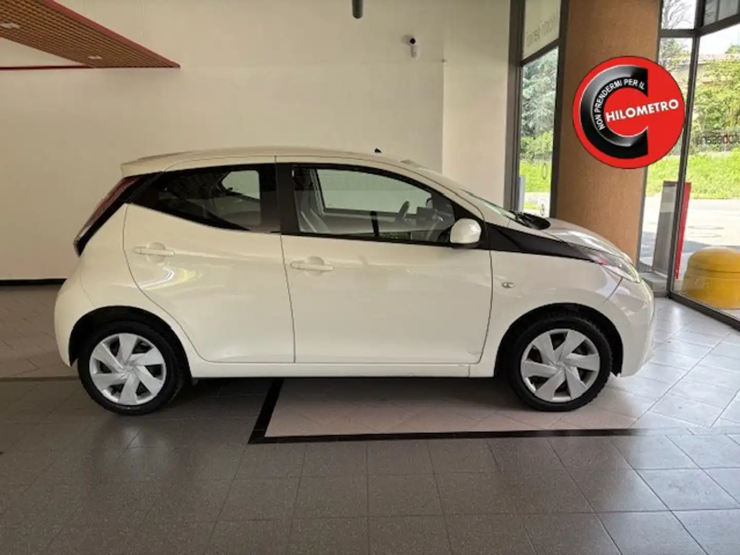 Toyota Aygo 5p 1.0 x-play my15 Bianco - 1