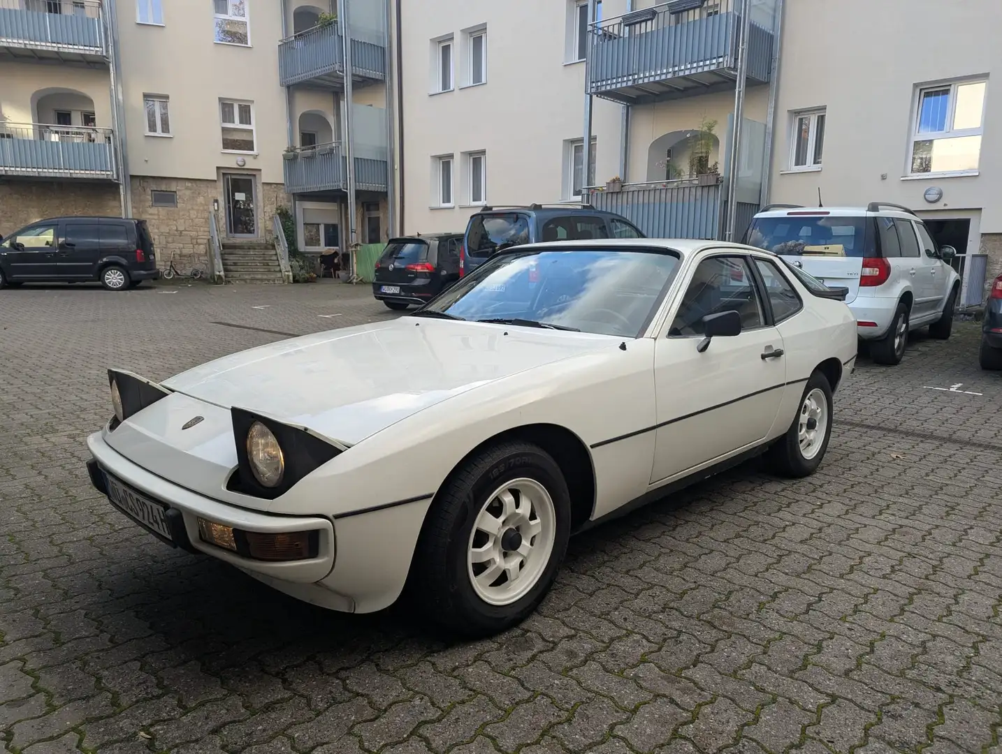 Porsche 924 White - 1