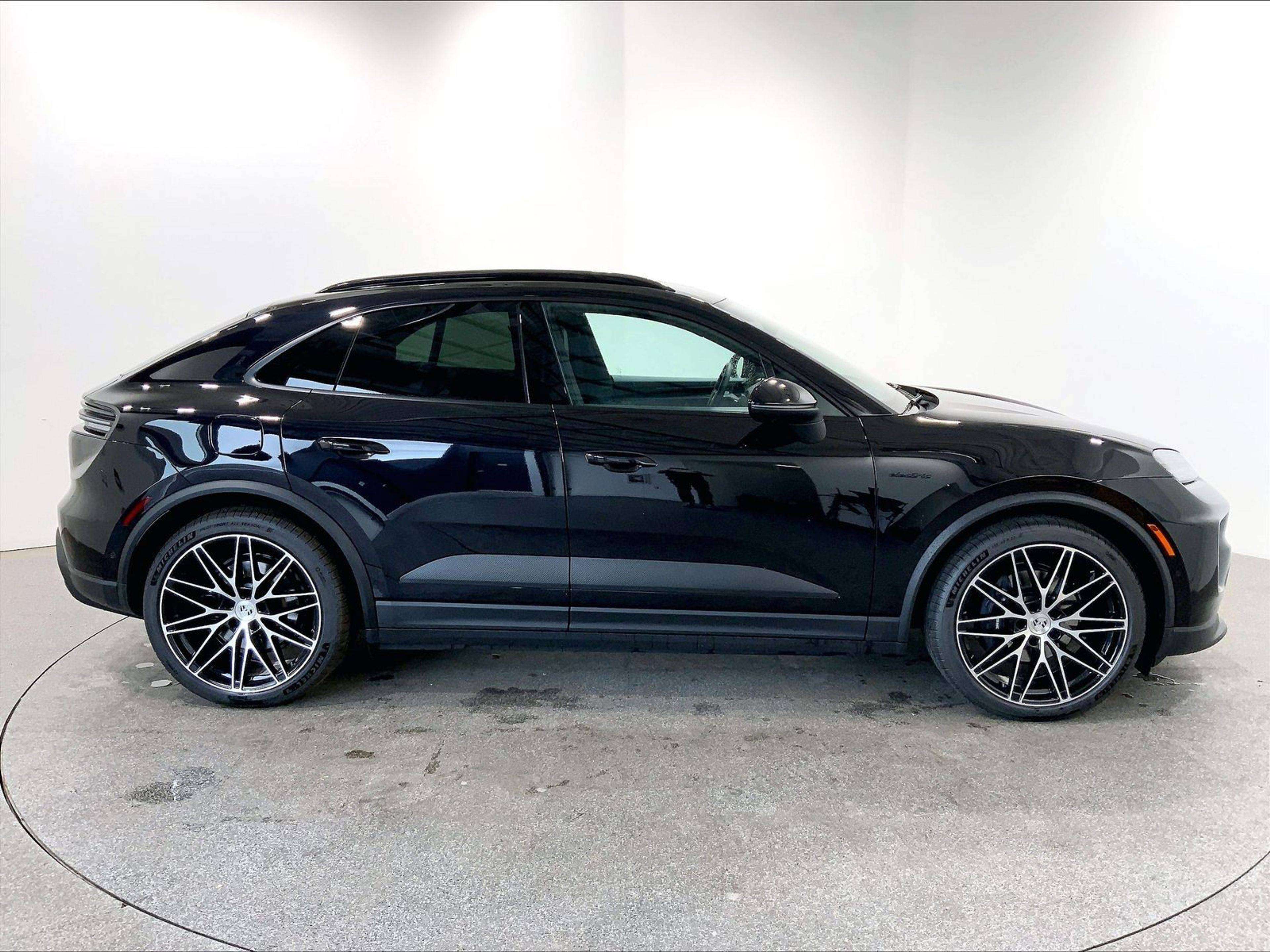 2026 Porsche Macan — photo 1