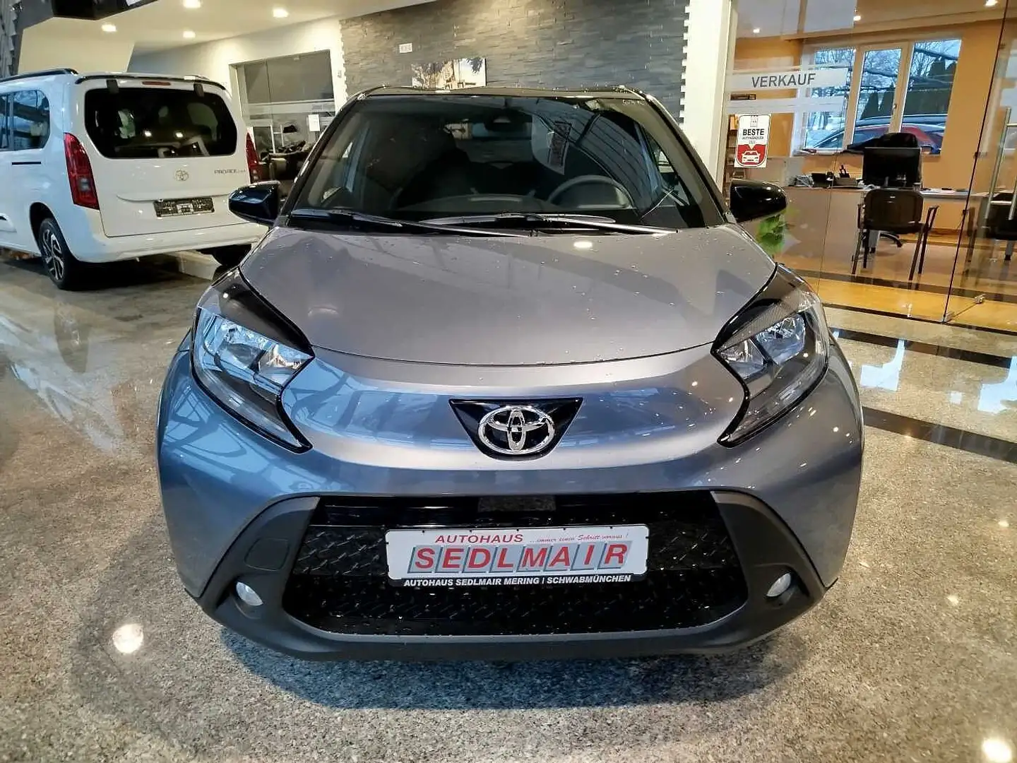 Toyota Aygo X Teamplayer KAMERA/SHZ/CARPLAY Grijs - 2