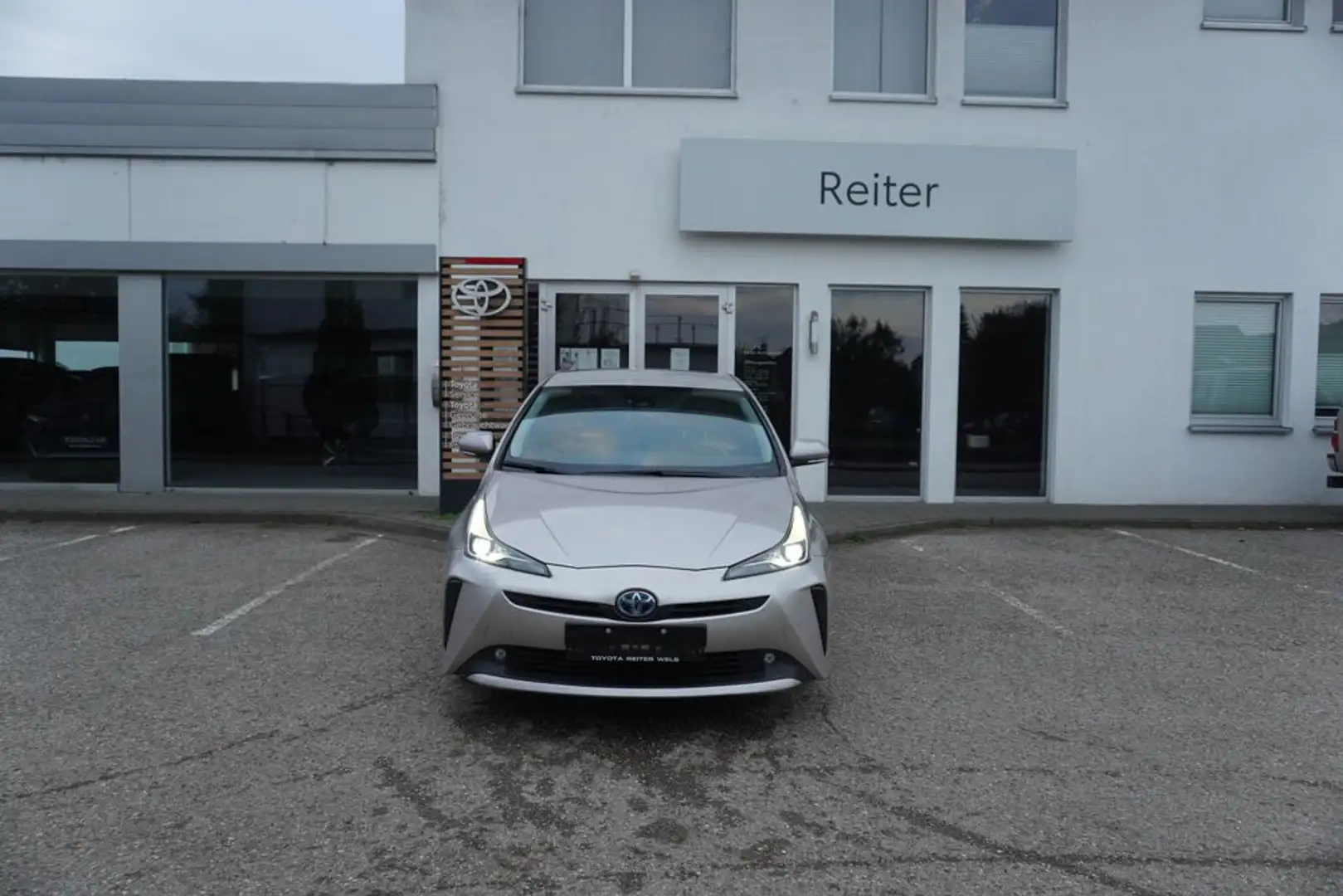 Toyota Prius 1,8 VVT-i Hybrid Lounge e-AWD Braun - 1