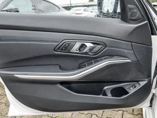 BMW 3 Series view 20