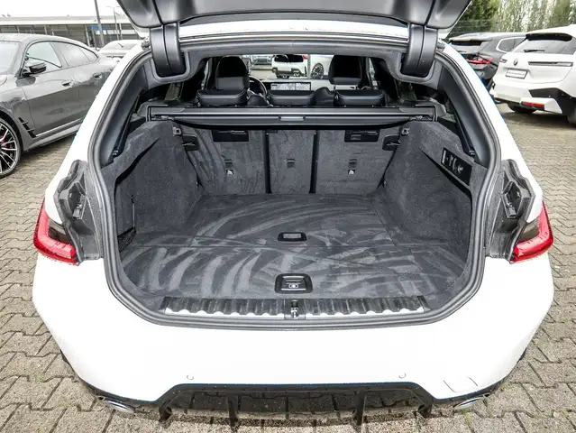 BMW 3 Series view 23
