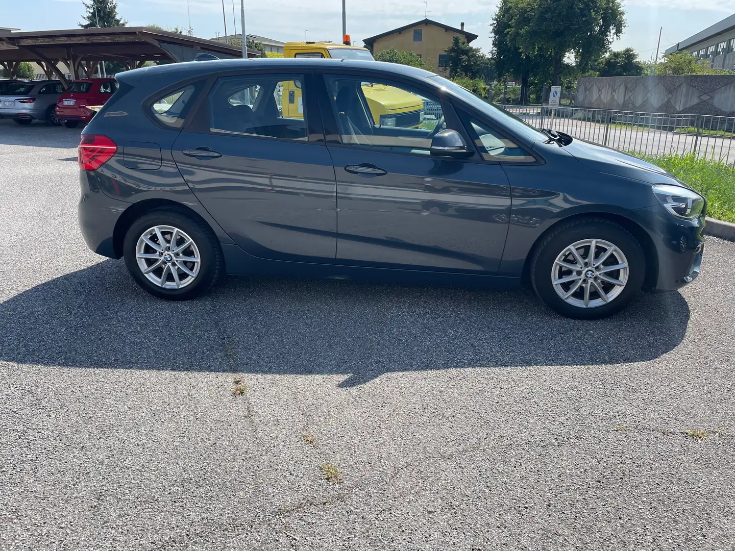 BMW 218 218d Active Tourer Luxury auto Grau - 2
