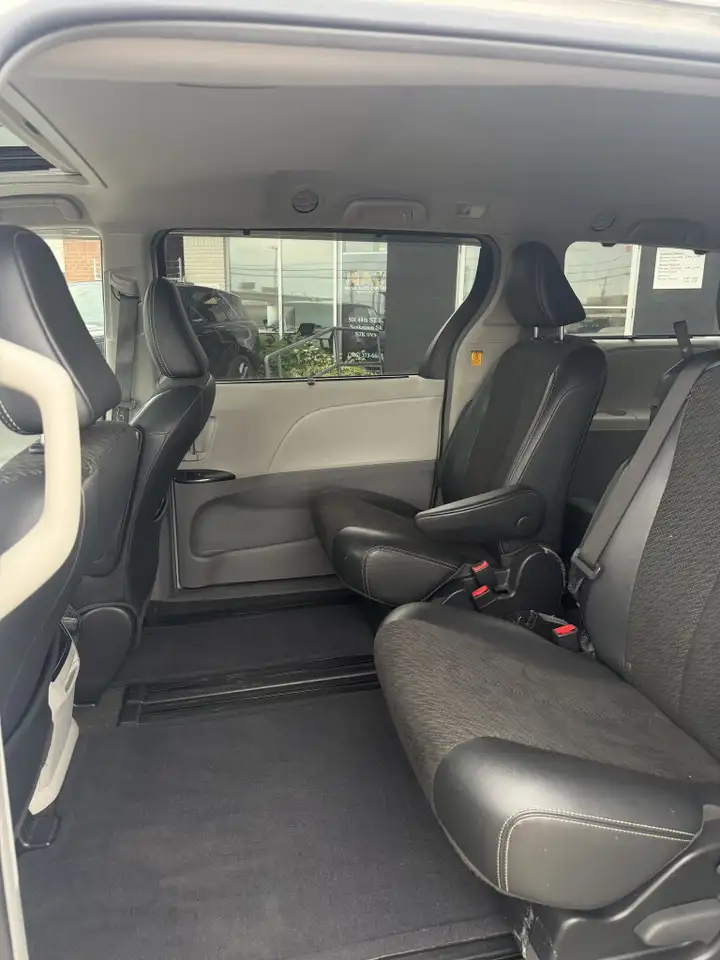 Toyota Sienna снимка Toyota Sienna