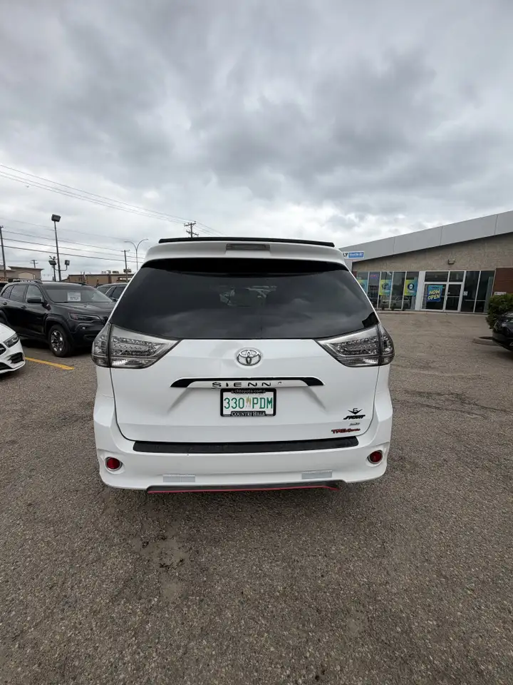 Toyota Sienna снимка Toyota Sienna