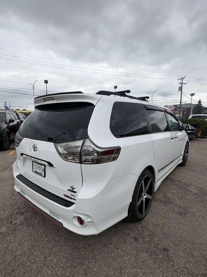 Toyota Sienna снимка Toyota Sienna