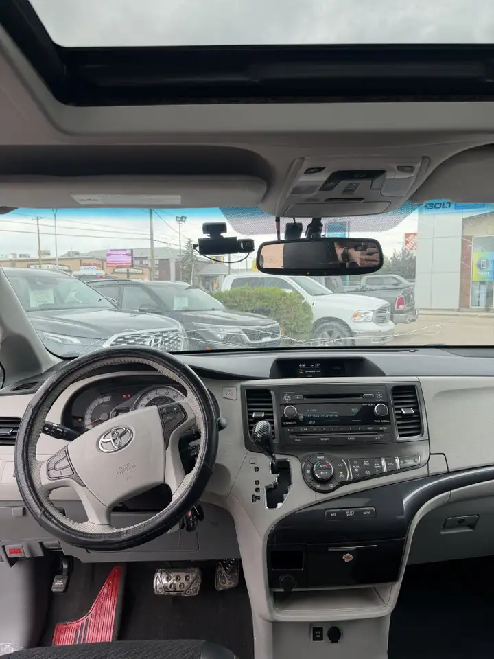 Toyota Sienna снимка Toyota Sienna