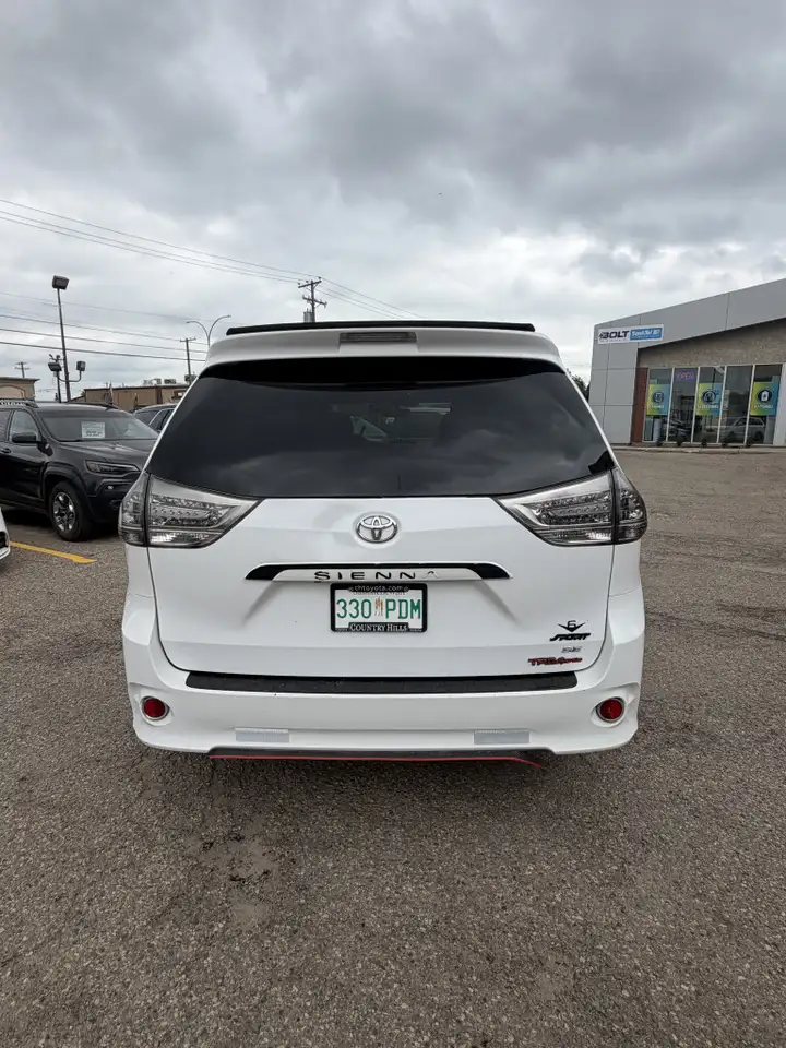 Toyota Sienna снимка Toyota Sienna