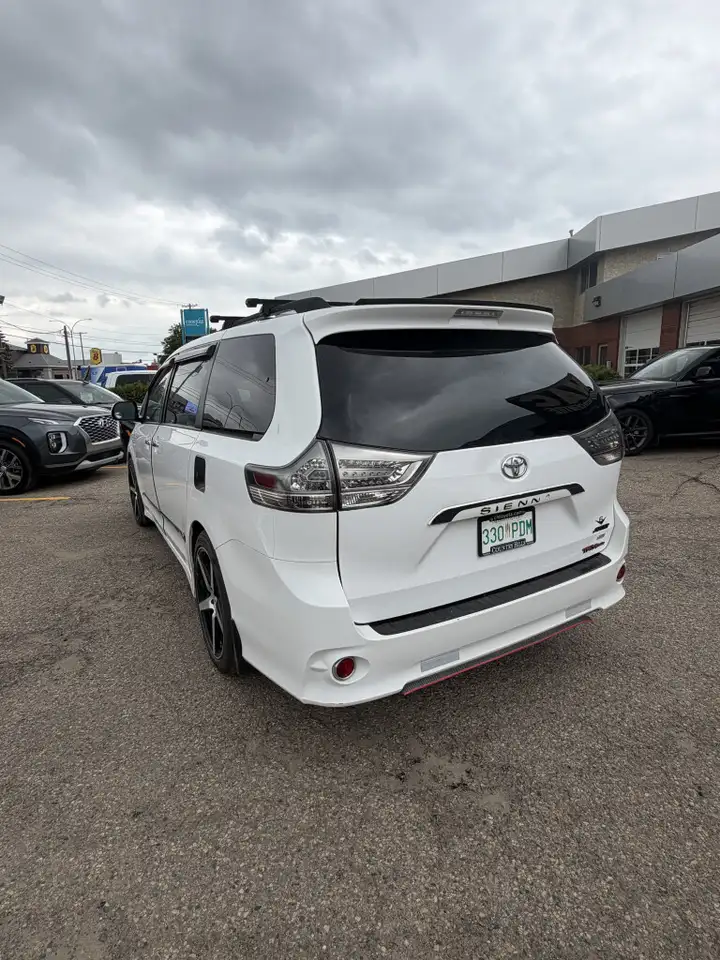 Toyota Sienna снимка Toyota Sienna