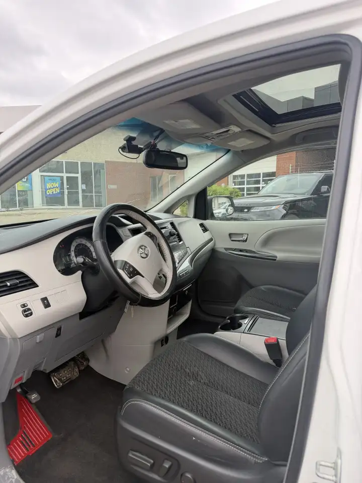 Toyota Sienna снимка Toyota Sienna