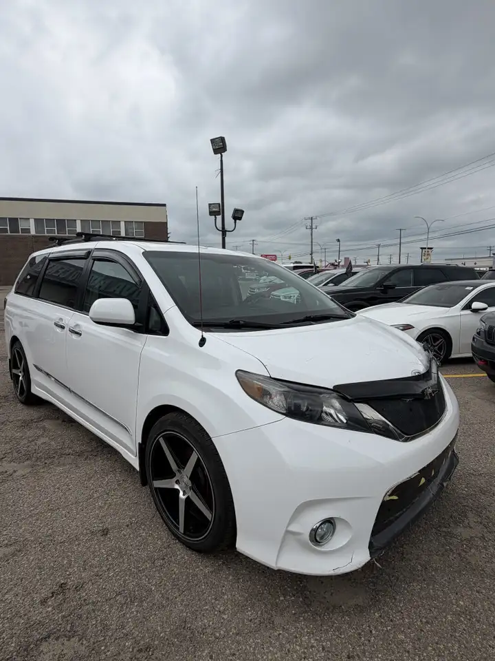 Toyota Sienna снимка Toyota Sienna