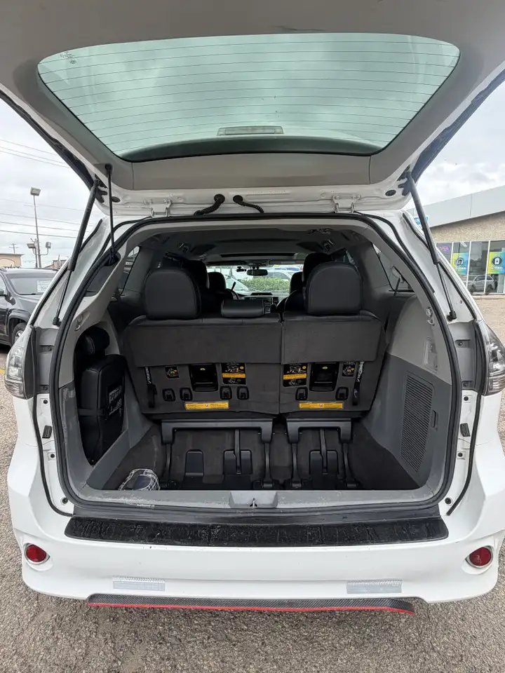 Toyota Sienna снимка Toyota Sienna