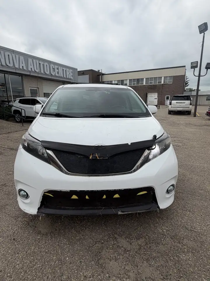 Toyota Sienna снимка Toyota Sienna