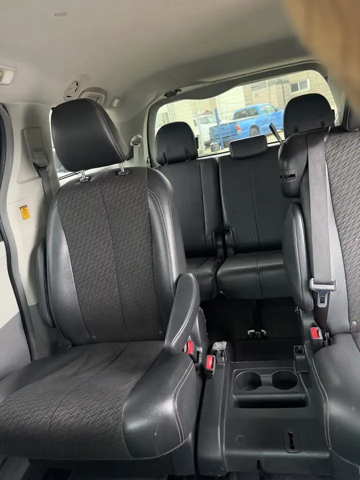 Toyota Sienna снимка Toyota Sienna