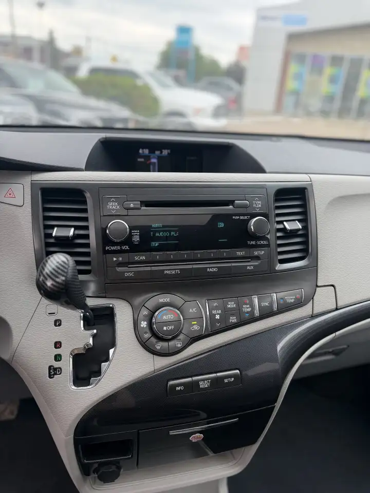 Toyota Sienna снимка Toyota Sienna