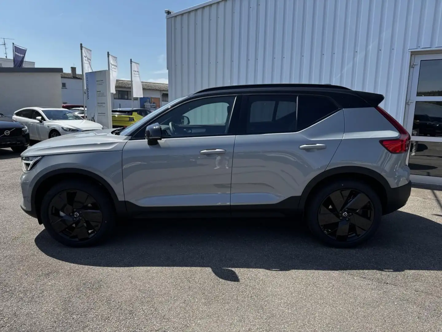 Volvo XC40 B4 Ultra Black Edition bis 30.06.*Pano*360°*H&K* Grau - 2