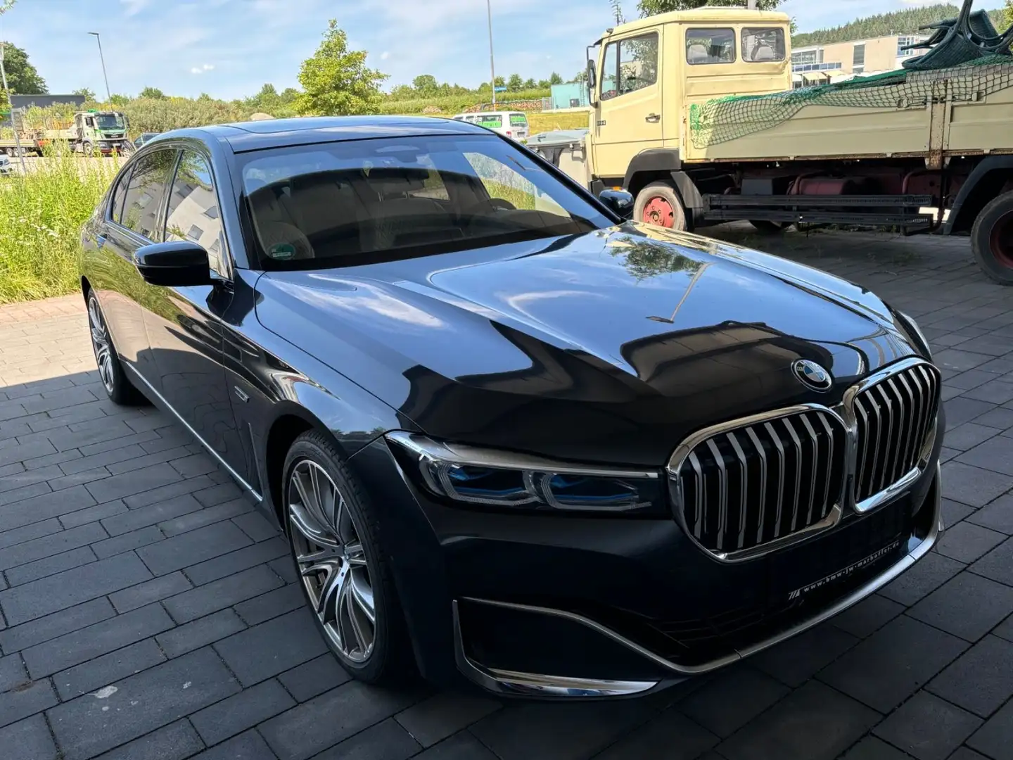 BMW 745 Le xDrive FondEntertainment 3xTV  150.182,- € Grau - 2