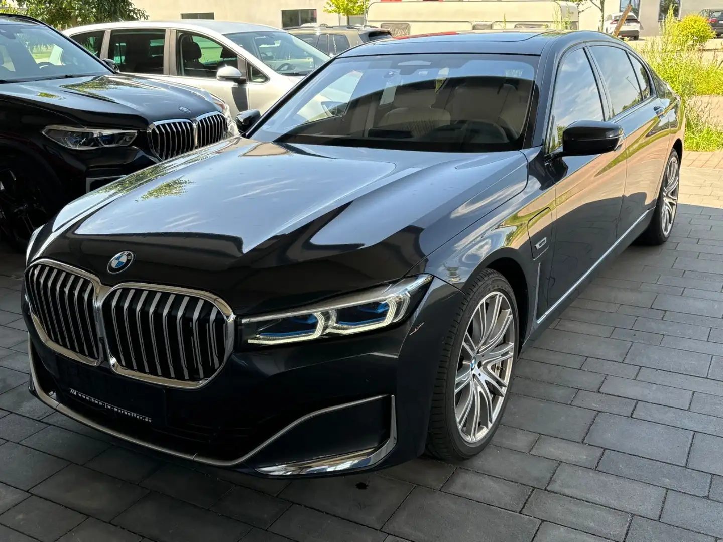 BMW 745 Le xDrive FondEntertainment 3xTV  150.182,- € Grau - 1
