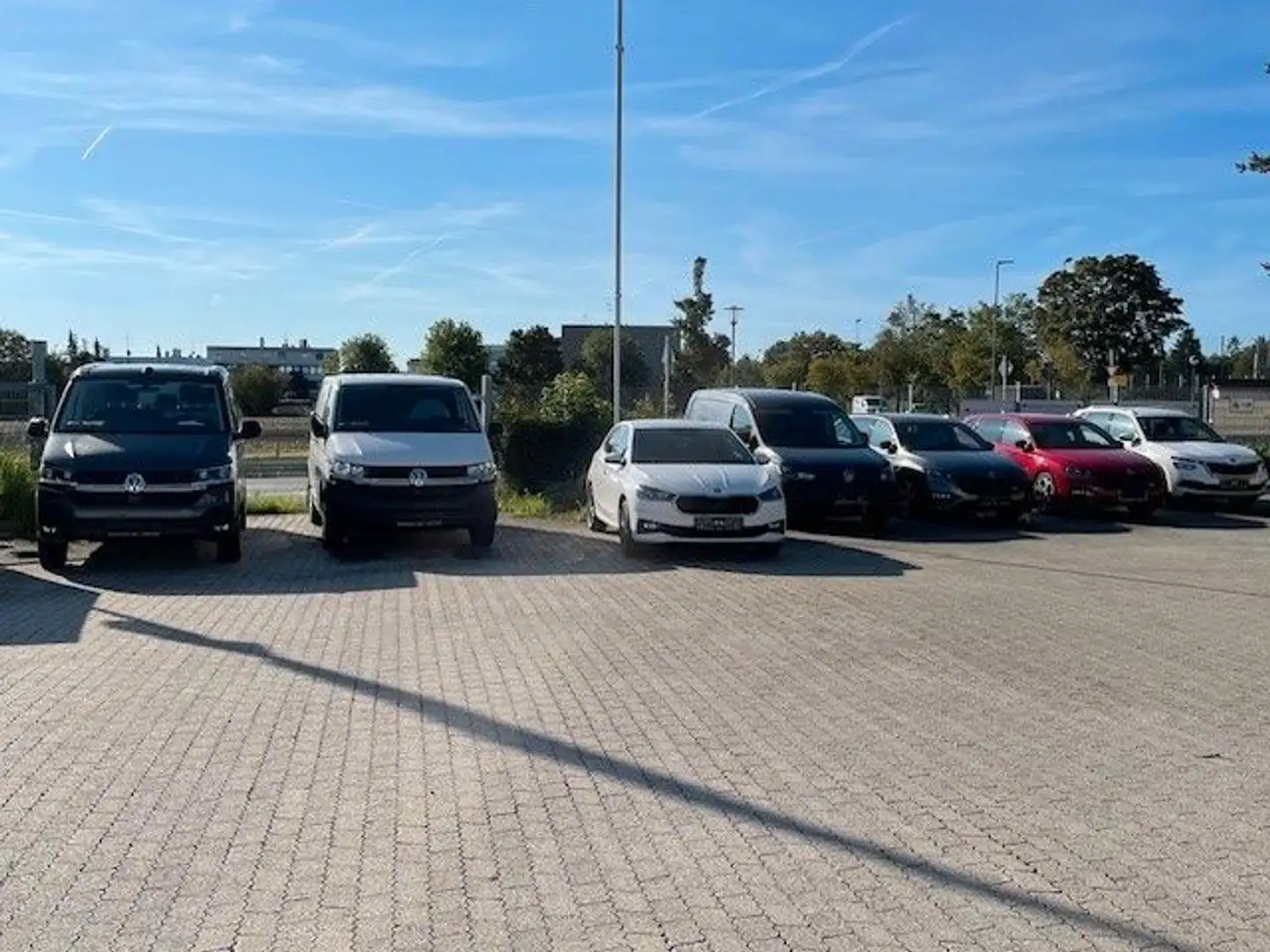 Skoda Karoq Fresh LED SH Kamera Klappe el. AHK Sunset Gris - 1