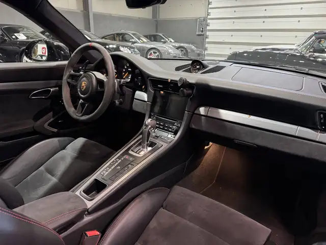 Porsche 911 view 9