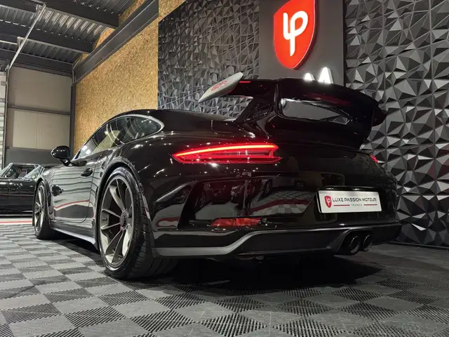Porsche 911 view 4