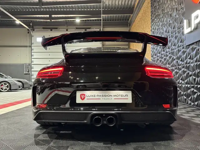 Porsche 911 view 5
