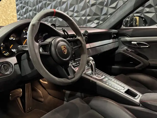 Porsche 911 view 7