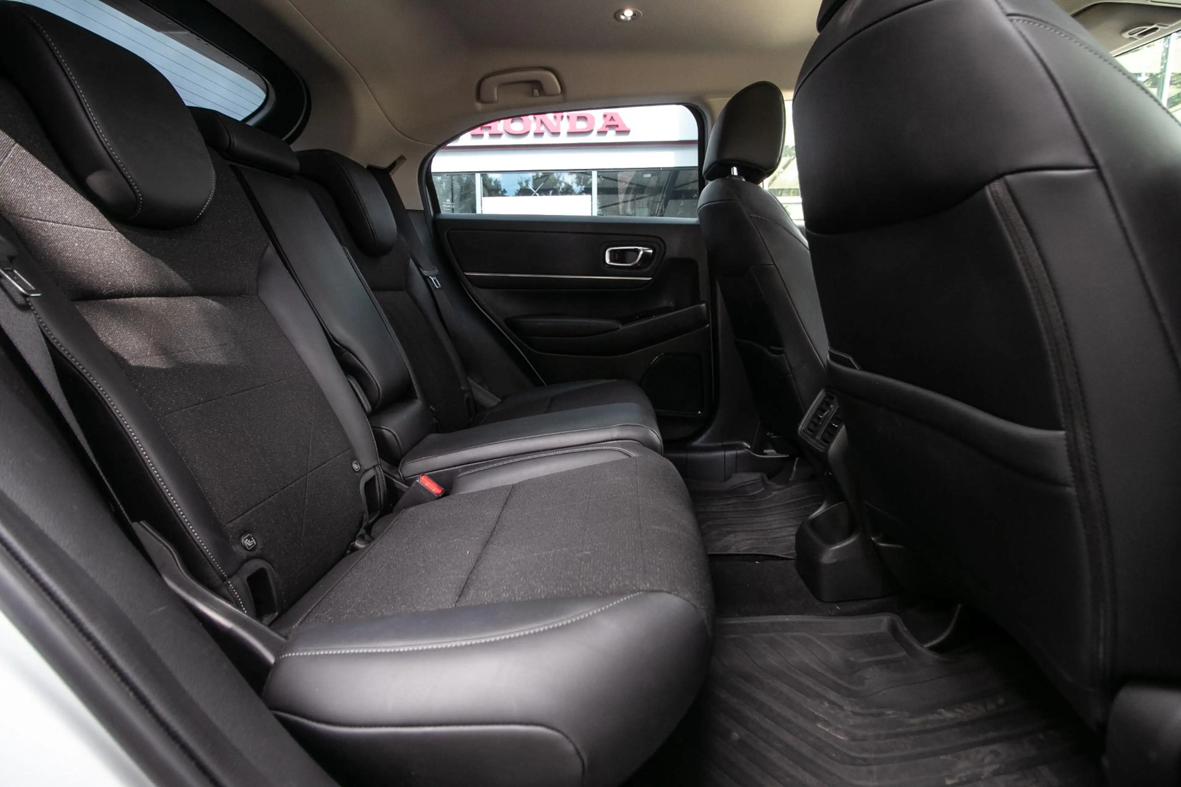 Honda HR-V 1.5 e:HEV Advance — photo 8