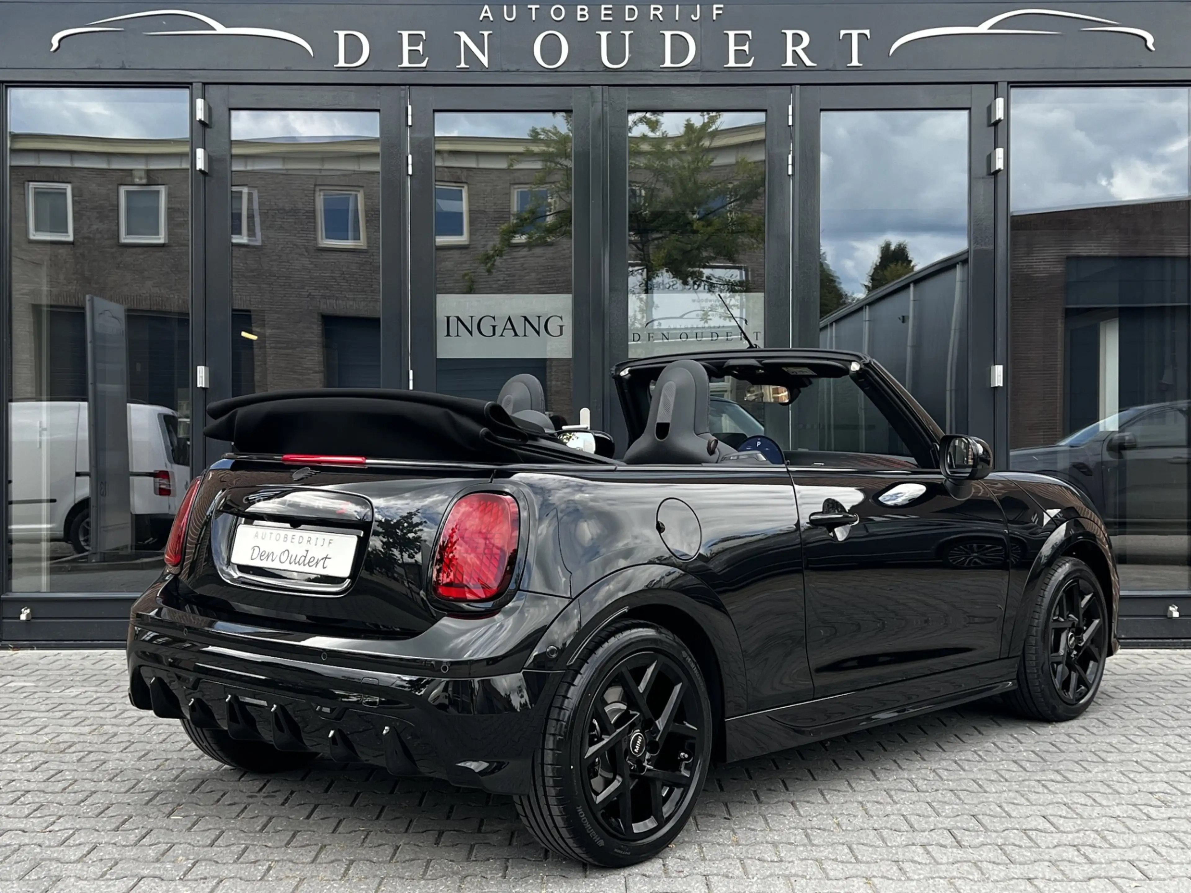 MINI Cooper S Cabrio 2.0 John Cooper Works M JCW / CARPLAY / HEAD UP / — photo 2