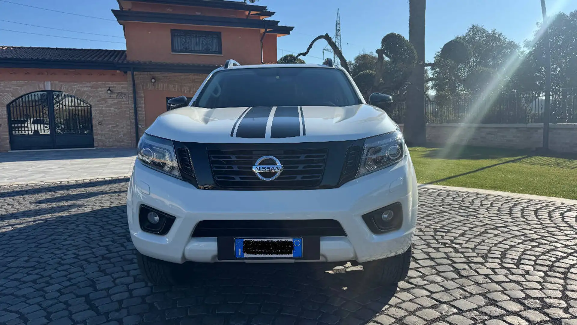 Nissan Navara 2.3 dci d.cab N-Guard 4wd 190cv auto GANCIO TRAINO Bianco - 2