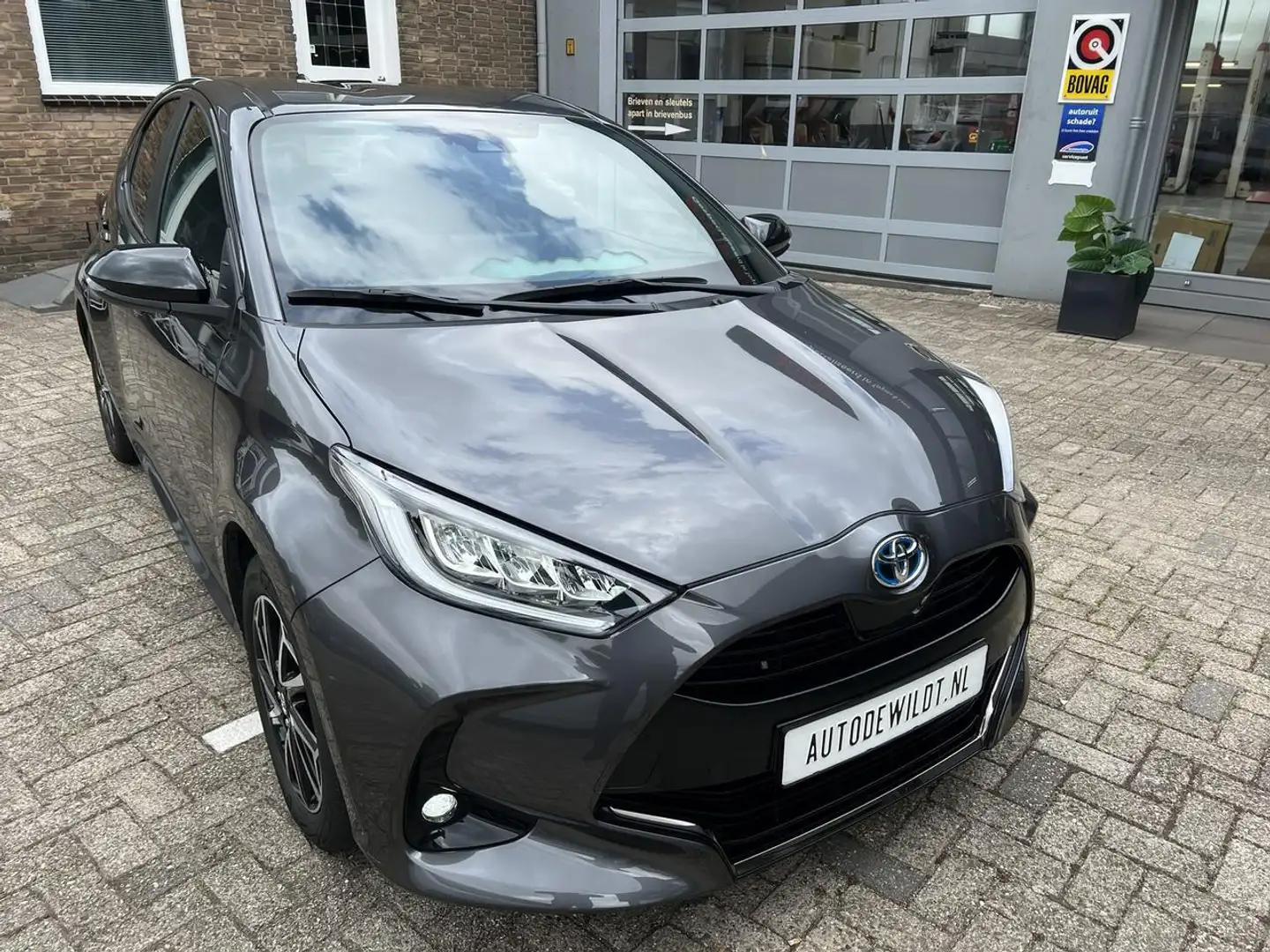 Toyota Yaris 1.5 Hybrid Style 5-drs A/T + FABRIEKSGARANTIE Gris - 2