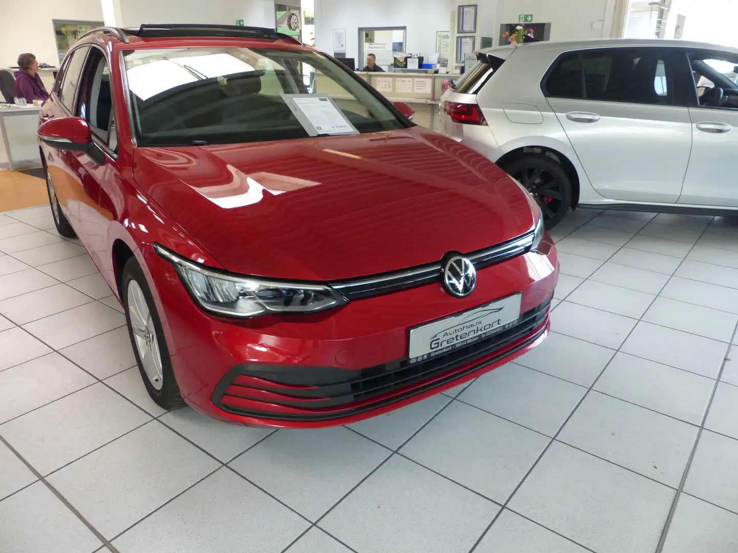 Volkswagen Golf Variant Life eTSI Rot - 2